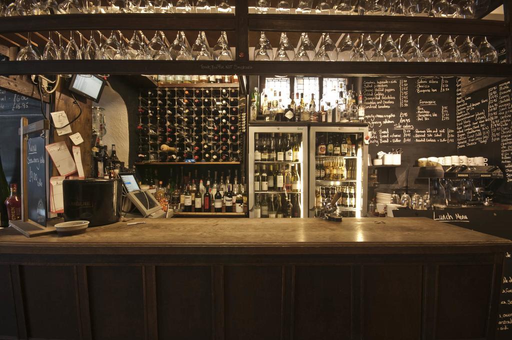 Hôtel Gales Wine Bar à Llangollen Extérieur photo